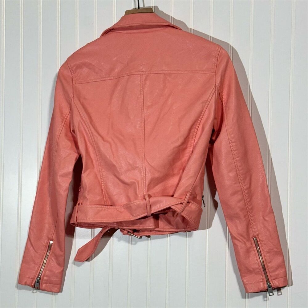 Levi’s Women’s XS Pink Faux Leather Moto Jacket Belted Biker‎ Coral Cropped - Picture 3 of 11